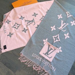 LOUIS VUITTON REVERSIBLE SCARF SHAWL WITH POCKETS